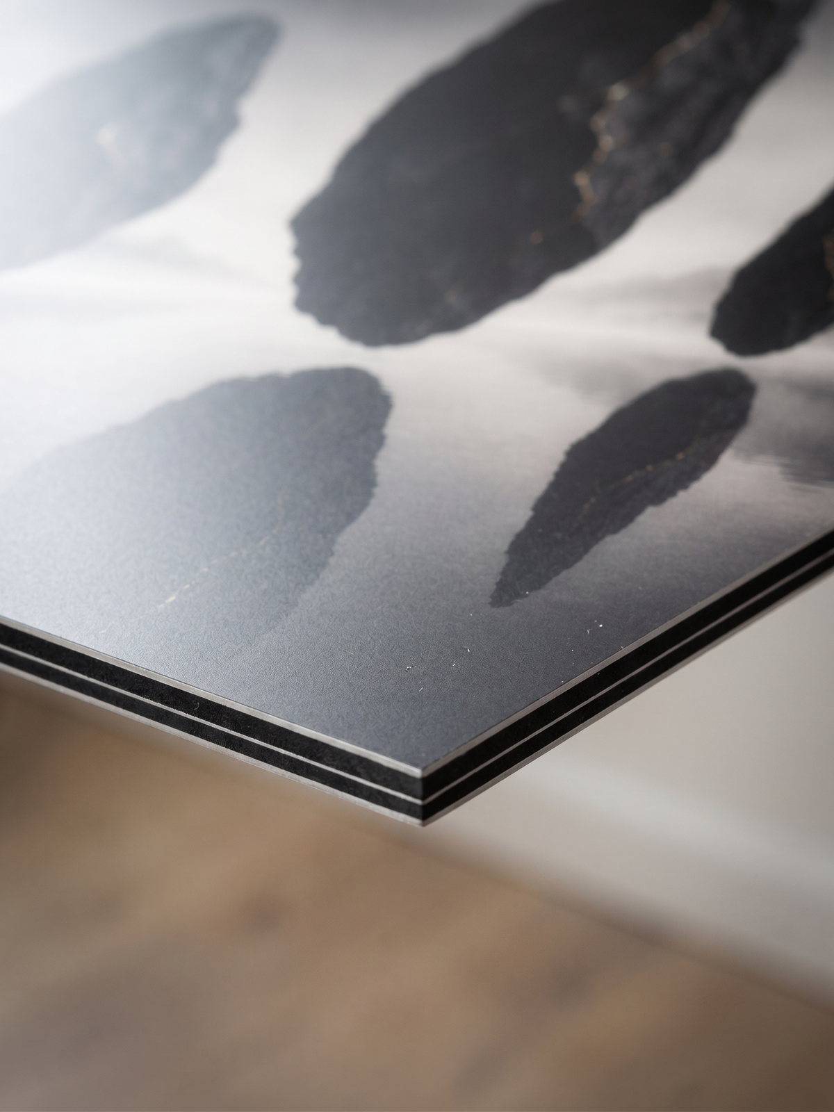 Schwarze Monolithen über Wasser | Stilles Alu-Dibond Wandbild